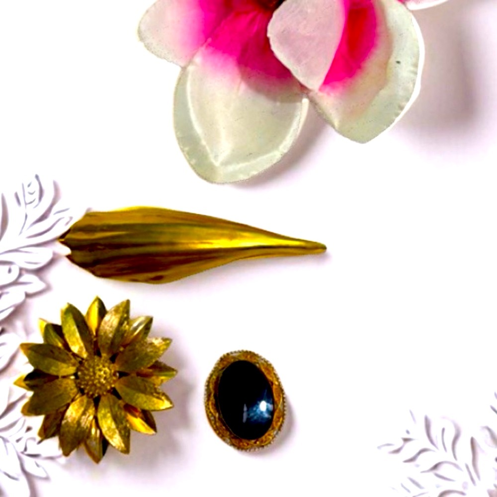 Pretty! Three piece gold brooch lot